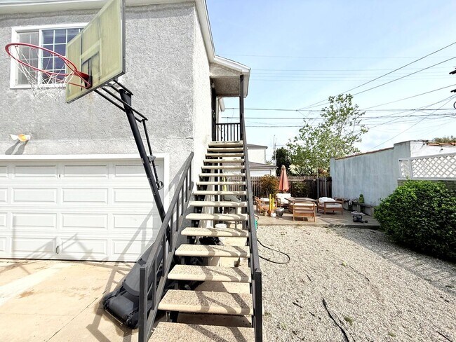 Building Photo - 230-232 Rennie Avenue