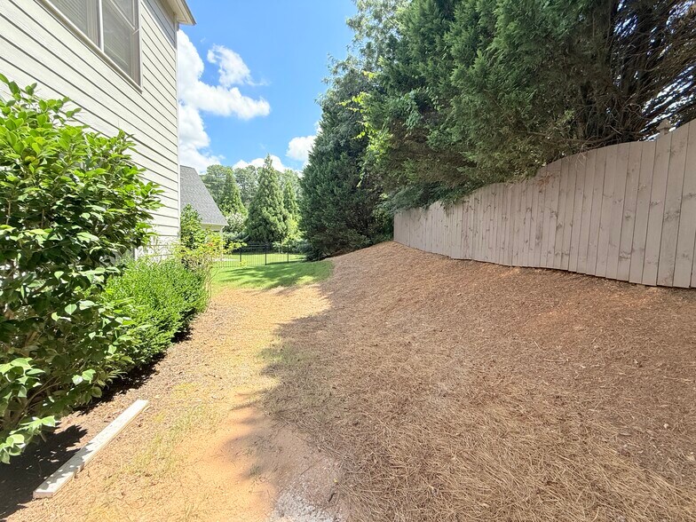 Building Photo - 8615 Village School Dr