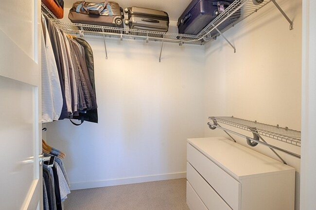Building Photo - Impeccable Designer Townhome