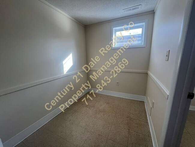 Building Photo - One Level Two bedroom home in York Suburban School District