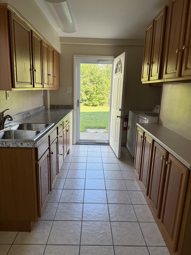 Building Photo - 50 Schoolhouse Ln