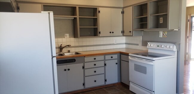 Building Photo - Available June 10th 3-bedroom, 2 bath home on a corner lot near Hamblen Elementary School