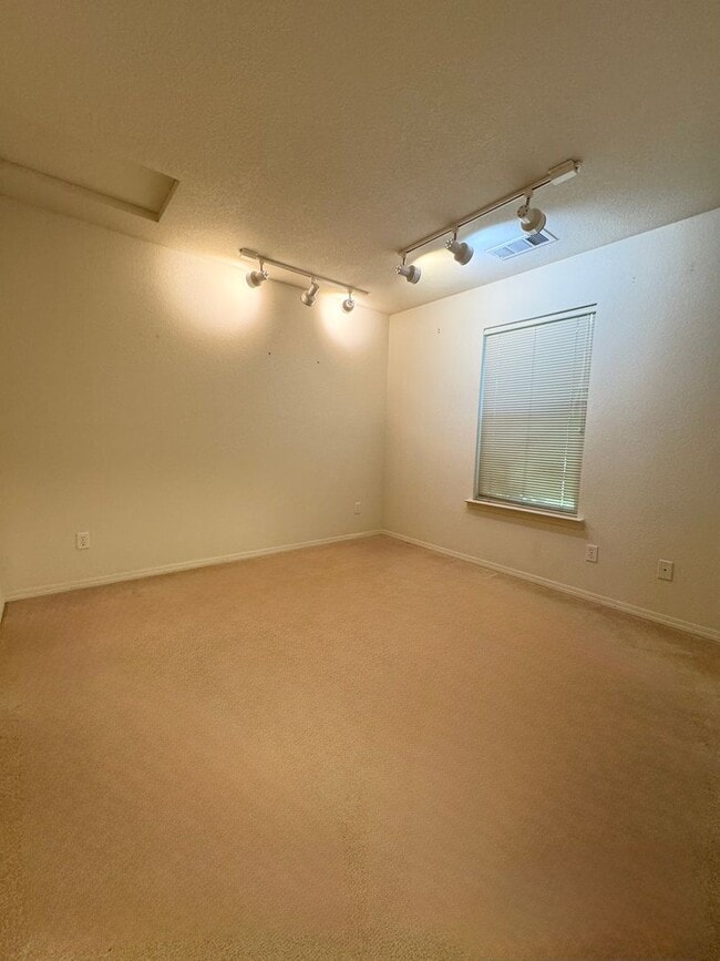 Building Photo - Fantastic Duplex in Desirable Location