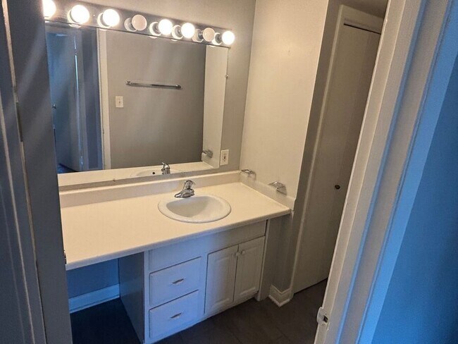 Building Photo - Charming 2-Bedroom Apartment for Rent in O...