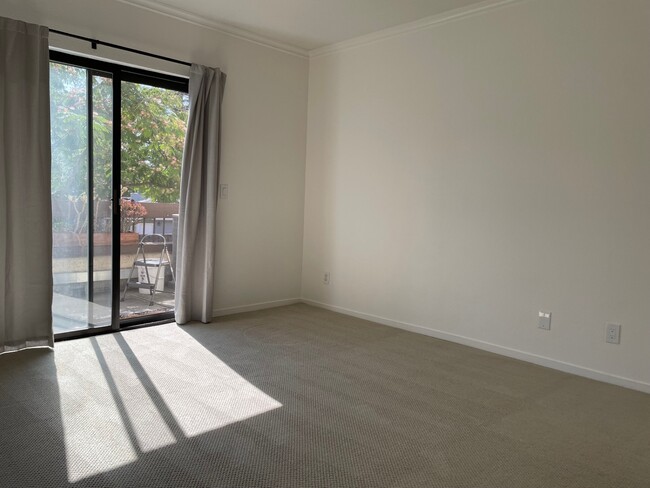 Building Photo - 328 N Villa Way