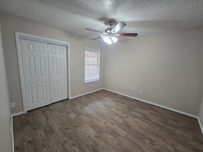 Building Photo - Great updated 4 bedroom 2.5 bath home, 2 c...