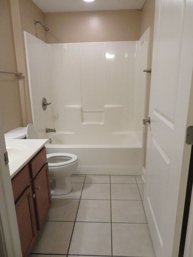 Building Photo - River Towne Condominium Unit 503 - Large condo for rent  3 bedrooms/2 baths.  $2400/month