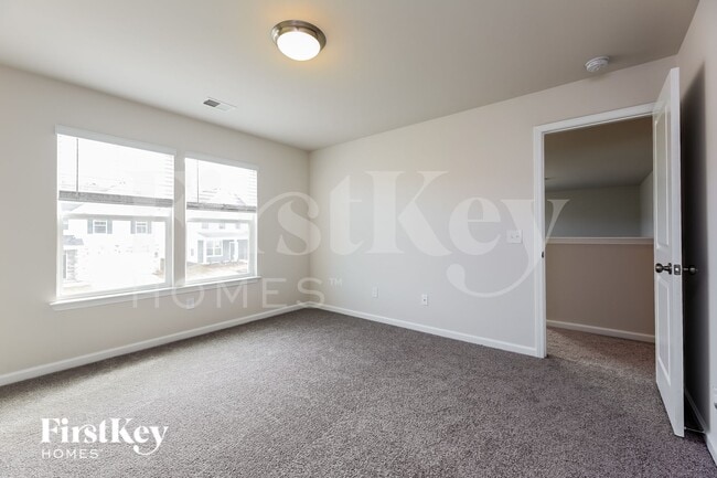 Building Photo - 569 Hillpark Ln