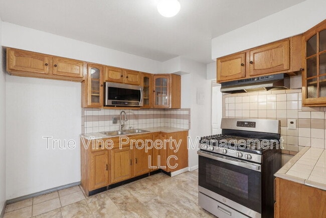 Building Photo - 3827 Devon Ave