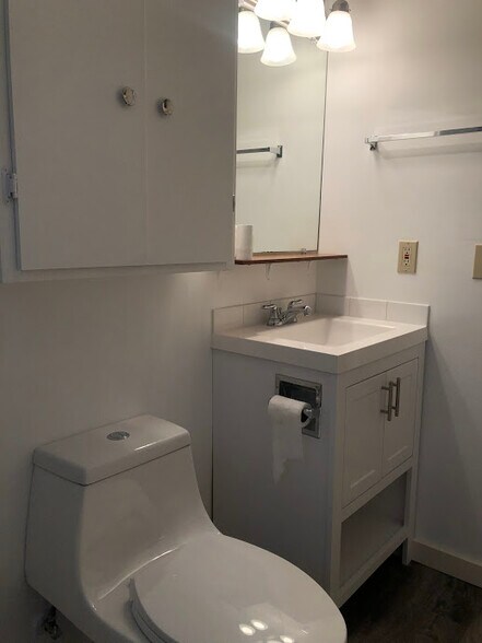 Building Photo - 5540 First Ct