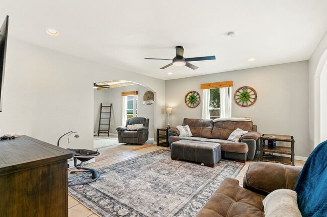 Building Photo - 4145 Los Ranchitos Dr