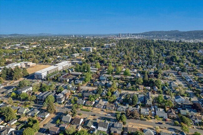 Building Photo - $500 off first month! Spacious, light-fill...