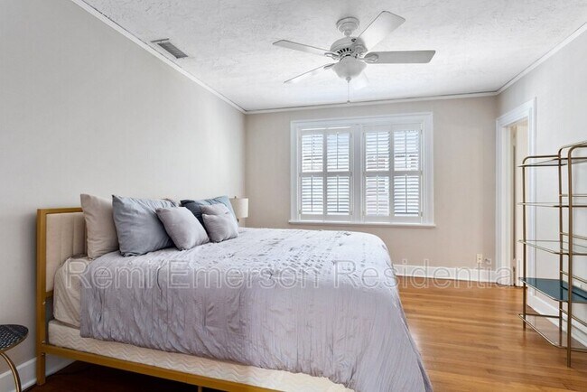 Building Photo - 732 Edgewater Dr