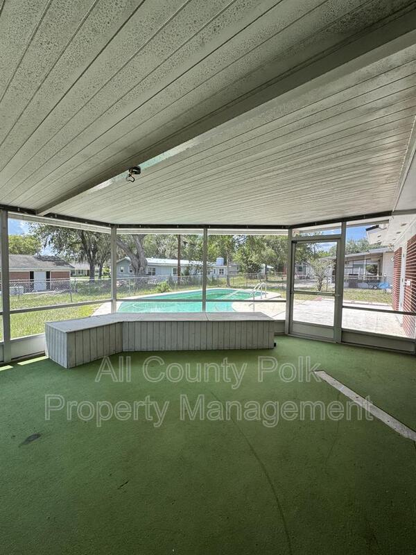 Building Photo - 2255 E Helen Cir