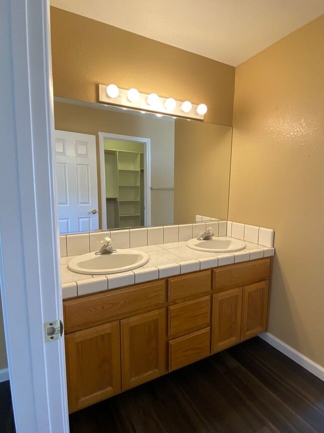 Building Photo - COUNTRY PLACE II U3 - Bluebird Avenue