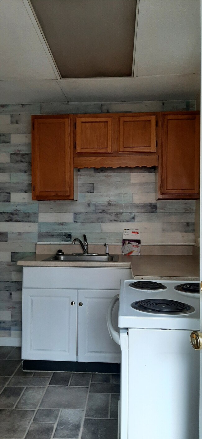 electric stove - 1906 5th Ave