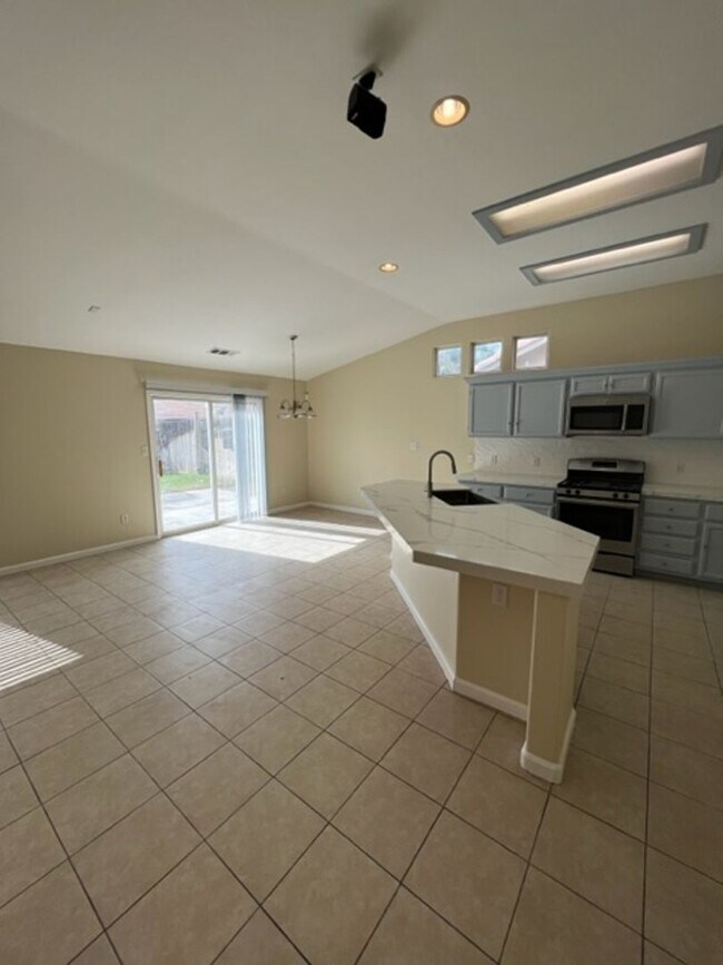 Building Photo - Southwest Bakersfield 4 Bedroom Home