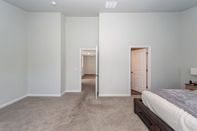 Building Photo - 3 Bedroom, 2.5 Bathroom Townhome in Caroli...