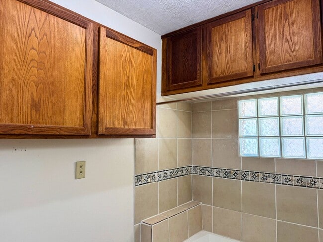 Building Photo - Adorable 3 Bed, 1 Bath Craftsman Home