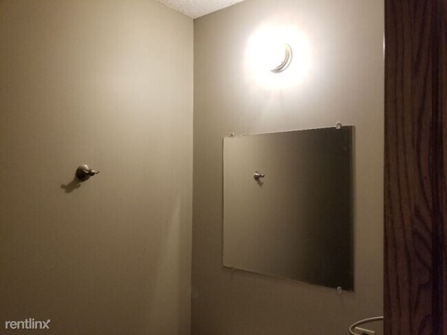 Building Photo - 2 br, 1.5 bath Townhome - 323 N. Madison