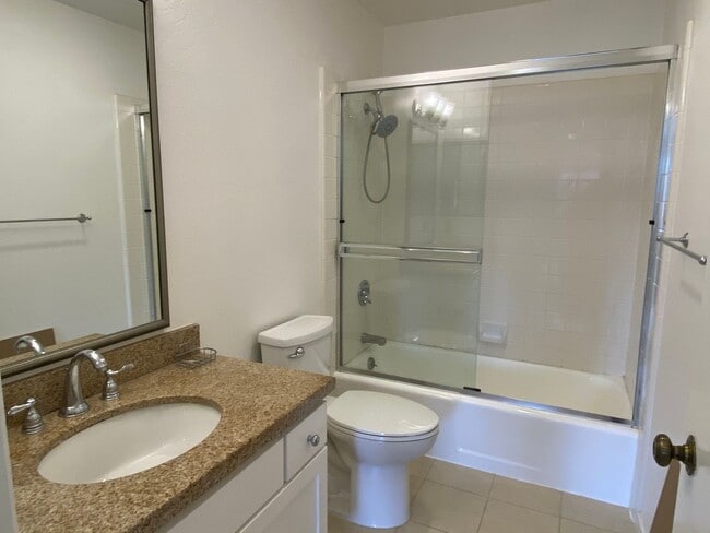 Building Photo - EPIC REA-AZARI PM: Condo w/Parking & Commu...