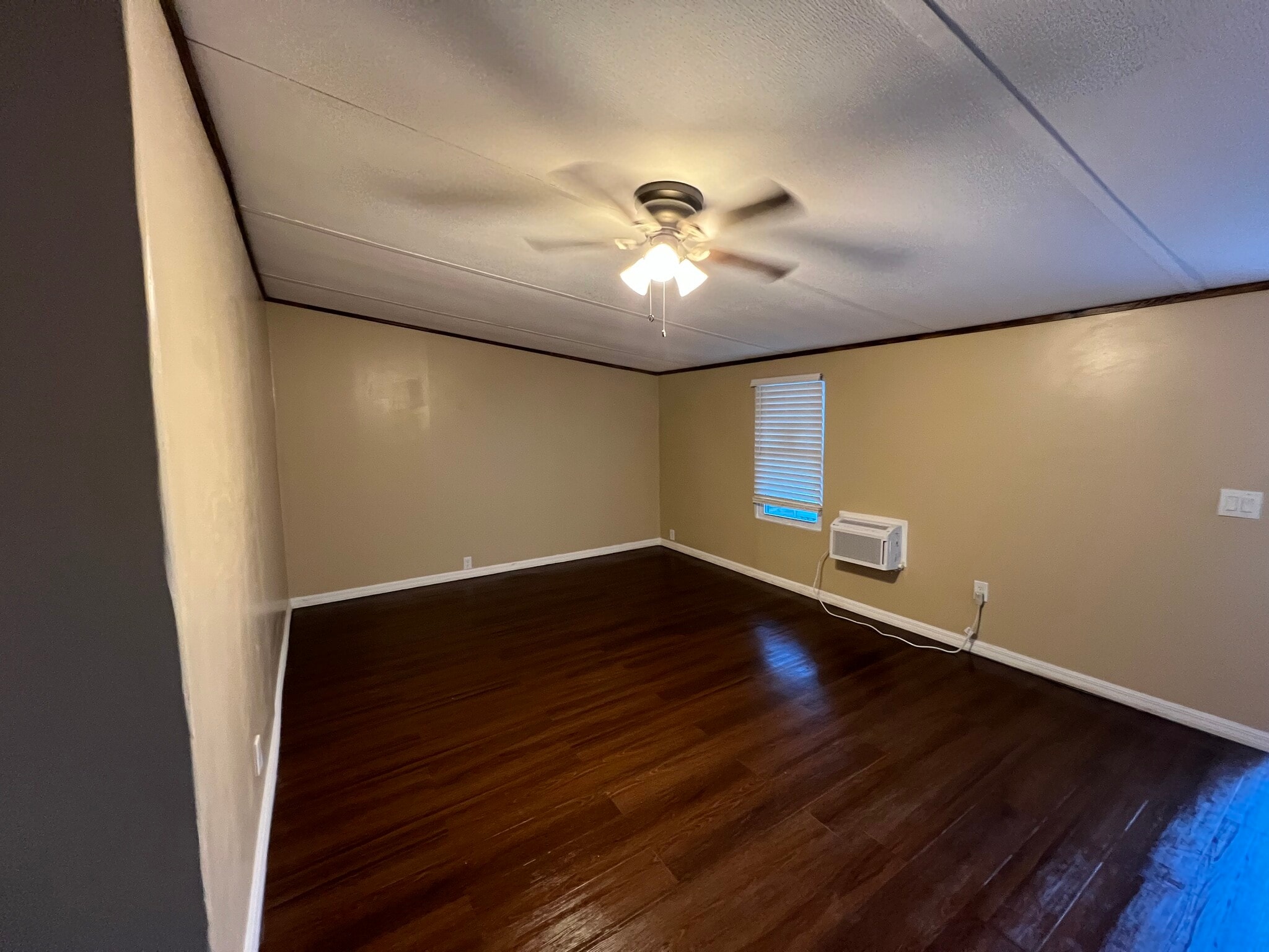 Extra large living room - 6506 Colony Park Dr