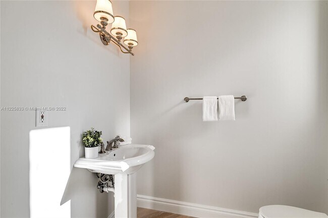 Building Photo - 709 Idlewyld Dr