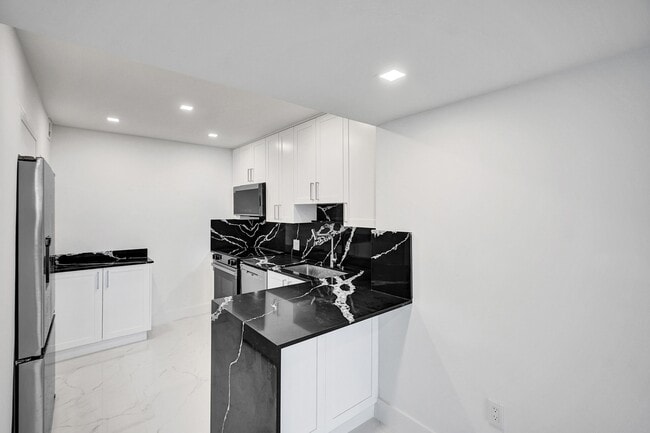 Building Photo - 3625 N Country Club Dr