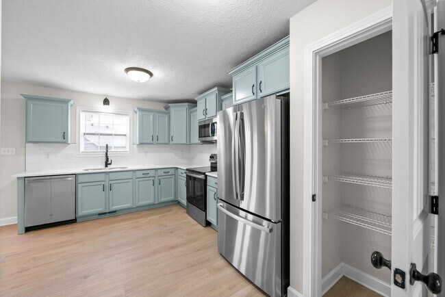 Building Photo - Pet Friendly Four Bedroom!