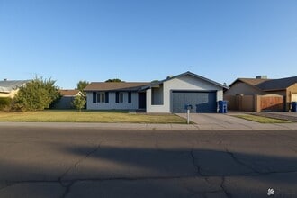 Building Photo - 2716 W Oakwood Ln