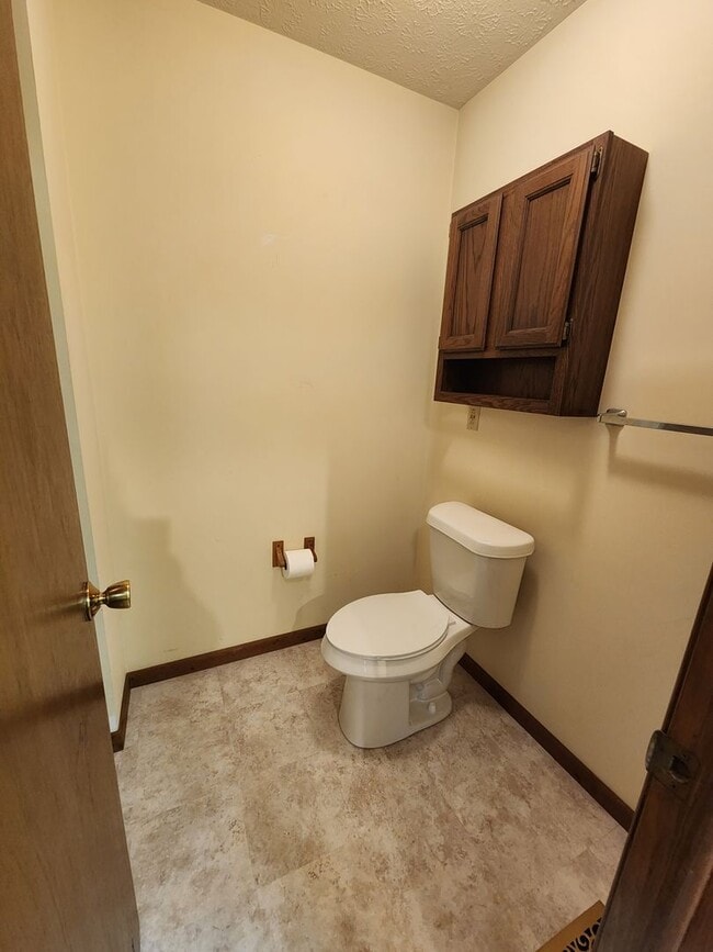 Building Photo - Spacious 3 Bedroom 3 Bathroom Home For Ren...