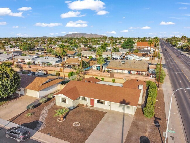 Building Photo - ASU 5 BEDROOM/ 2 BATH WITH POOL!!