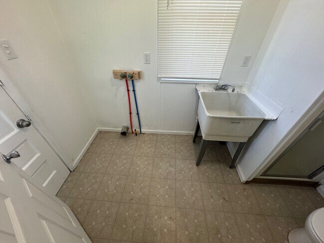 Building Photo - Spacious 4-Bed 2-Bath House!!