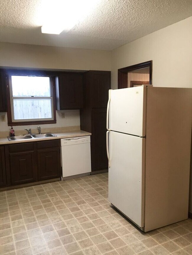 Building Photo - 3 bedroom / 1 bath house for rent - $1100-...