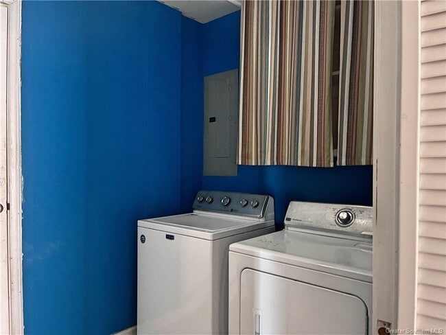 Building Photo - 215 W Claude St