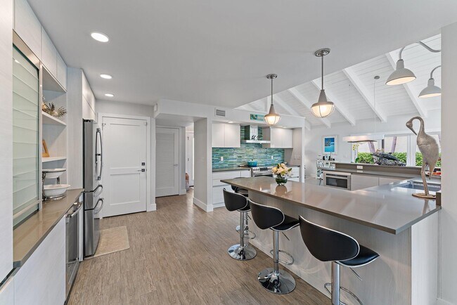 Building Photo - 108 E Tarpon Ln