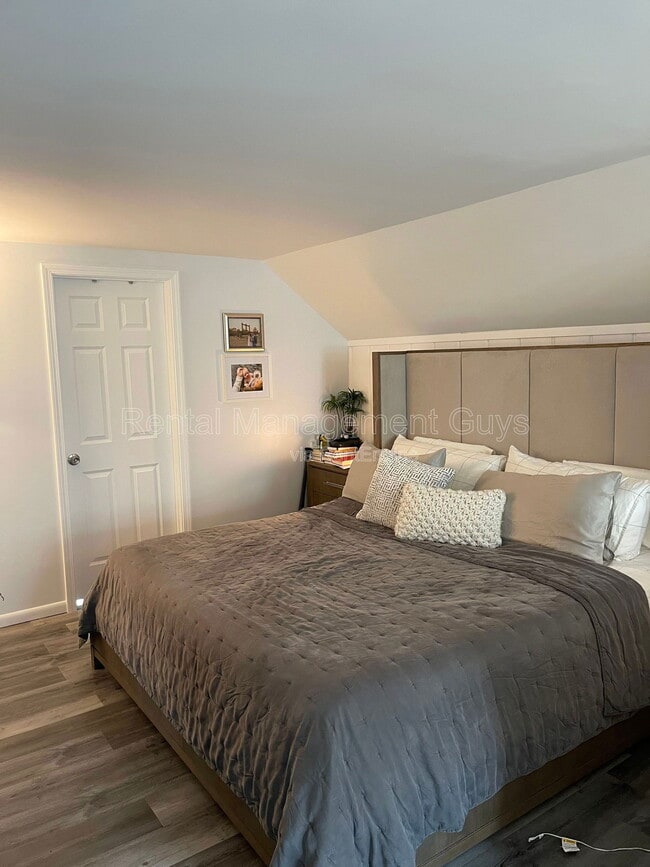 Building Photo - 4119 N Sheridan Ave