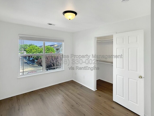 Building Photo - 2111 E White Oak Ct