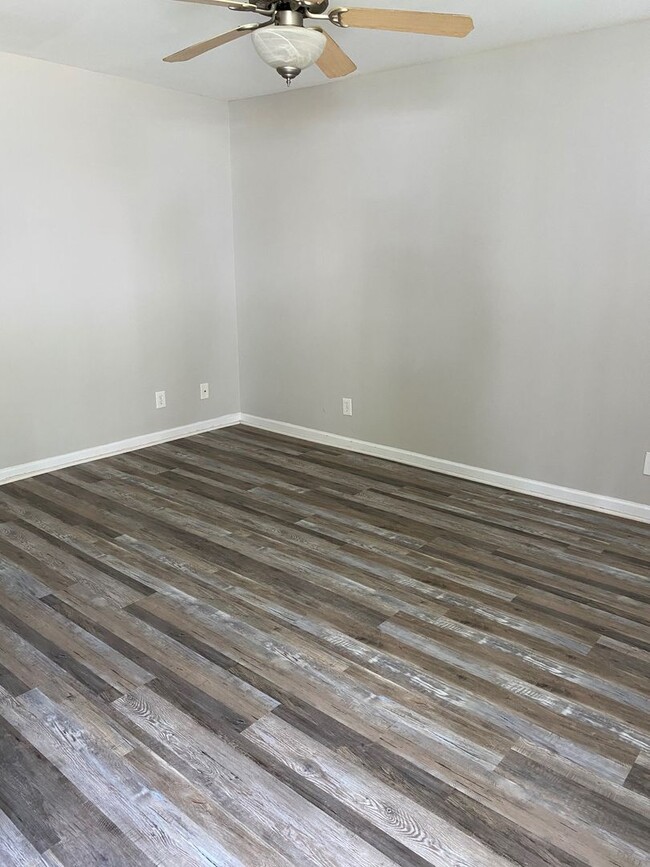 Building Photo - Great 2 bedroom townhome community located...