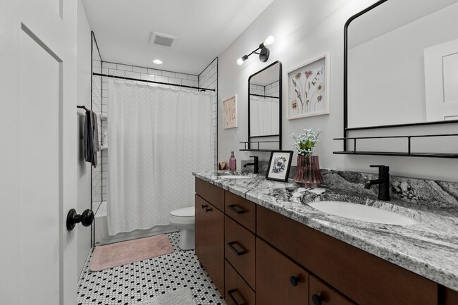 Building Photo - 718 N Alexander Ave