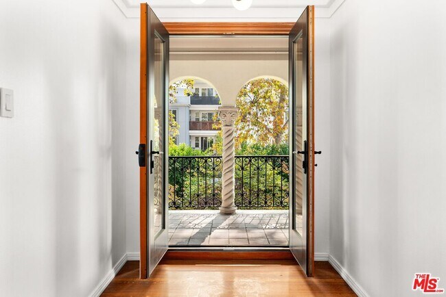 Building Photo - 11159 La Maida St