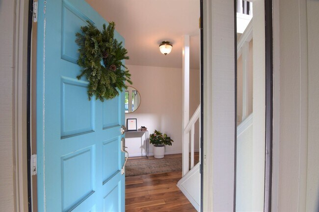 Building Photo - Beautiful 4bd/ 2.5 ba House