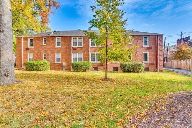 Building Photo - Spacious Corner unit 1 BR 1 BA