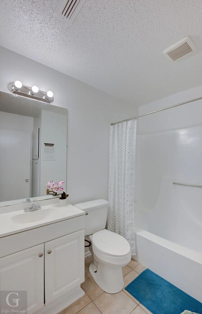 Building Photo - Fully Furnished All Bills Included - 2 bed...