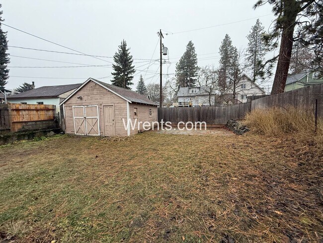 Building Photo - Full of Historic Charm & Character - Perry District  3 Bed/1 Bath Home