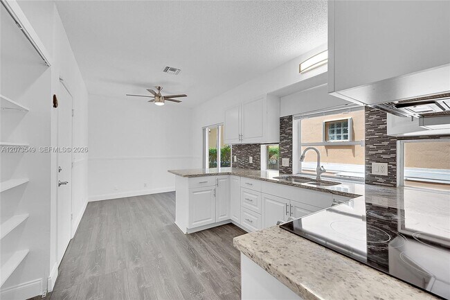 Building Photo - 11201 Lakeview Dr