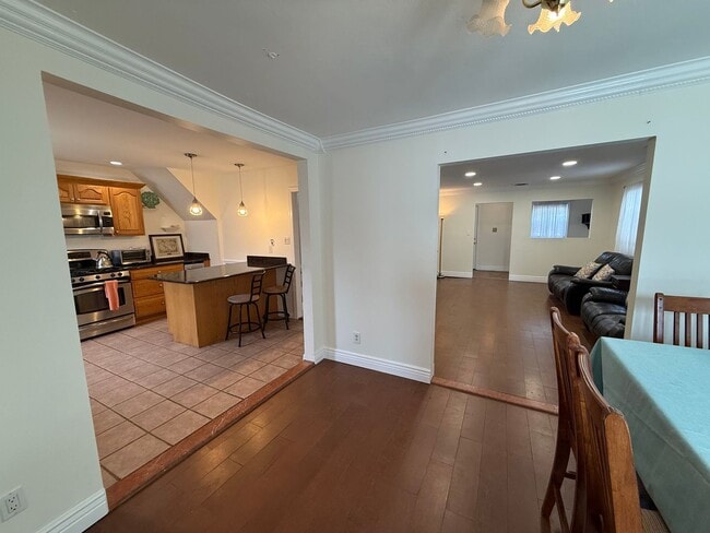 Building Photo - Spectacular 3 Bed/3 Bath Home in Long Beach!