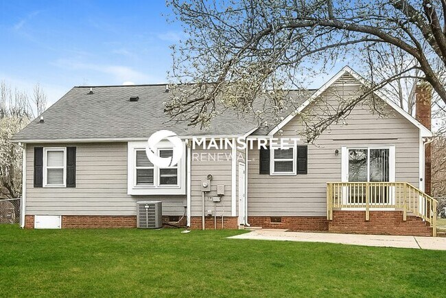 Building Photo - 3 Bedroom Pet-Friendly Home in GREENSBORO,...