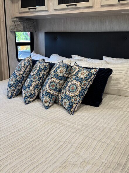 Building Photo - 1219 Willow Creek Rd