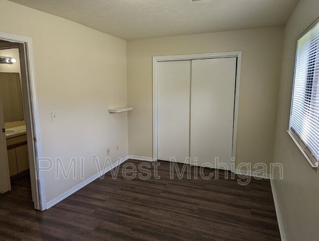 Building Photo - 6087 In the Pines Dr SE